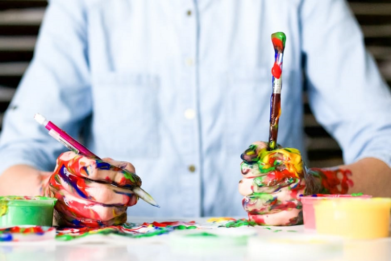 creativo con i pennelli Officina Meningi
